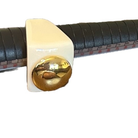 Resin white with gold tone ring size 7 - Picture 3 of 6